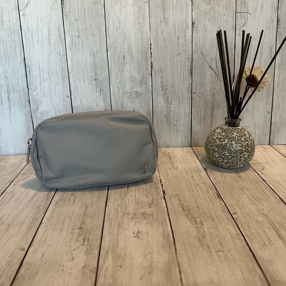 NWT LULULEMON EVERYWHERE BELT BAG SILVER DROP/ WHITE WATERMARK